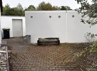 Rückseite Garage Innenhof