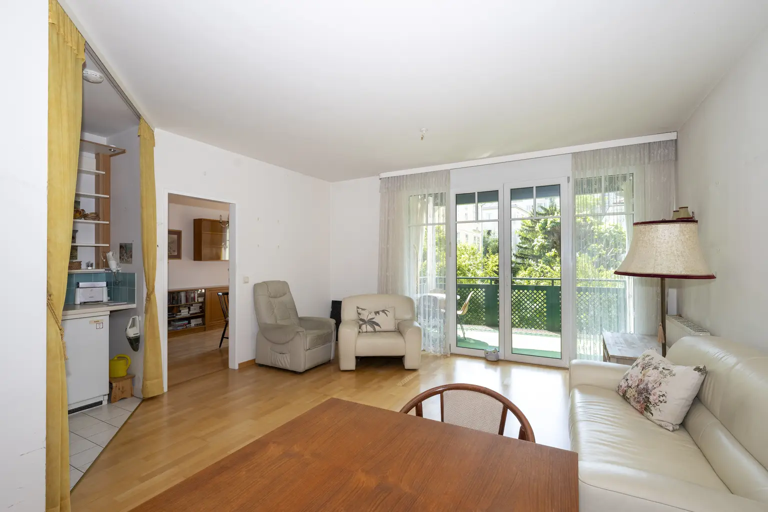 ++ Ruheoase im Zemtrum:  Barrierefreie 2-Zimmer-Wohnung mit Balkon, Grünblick und Tiefgaragenplatz ++