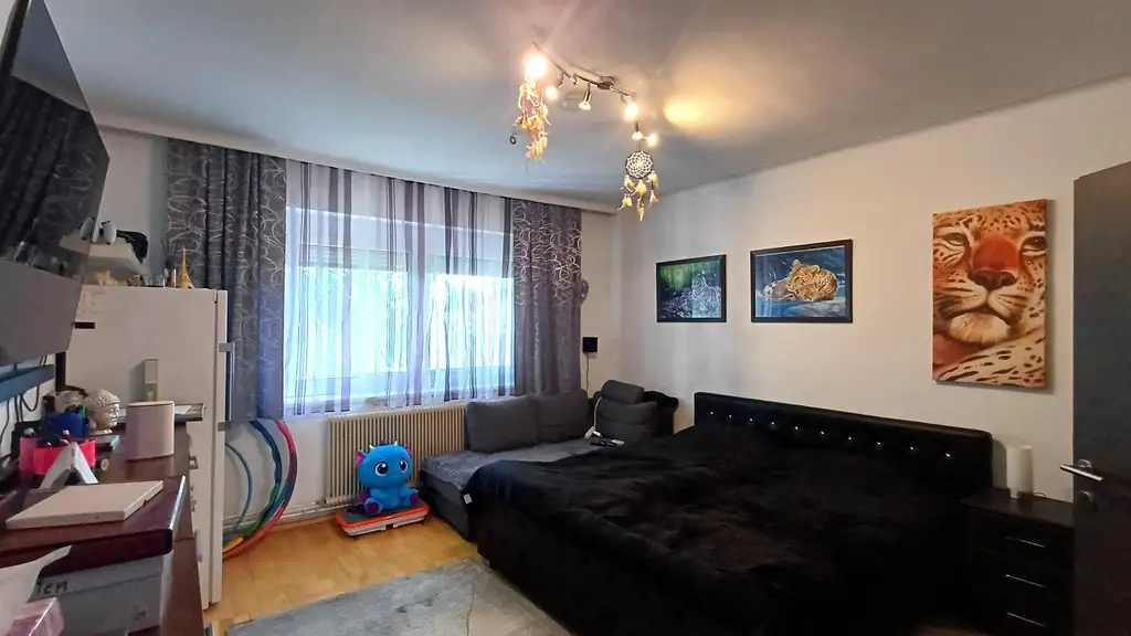 Vollkomfort Einfamilienhaus mit Pool, Sonnenterrasse und großem Garten