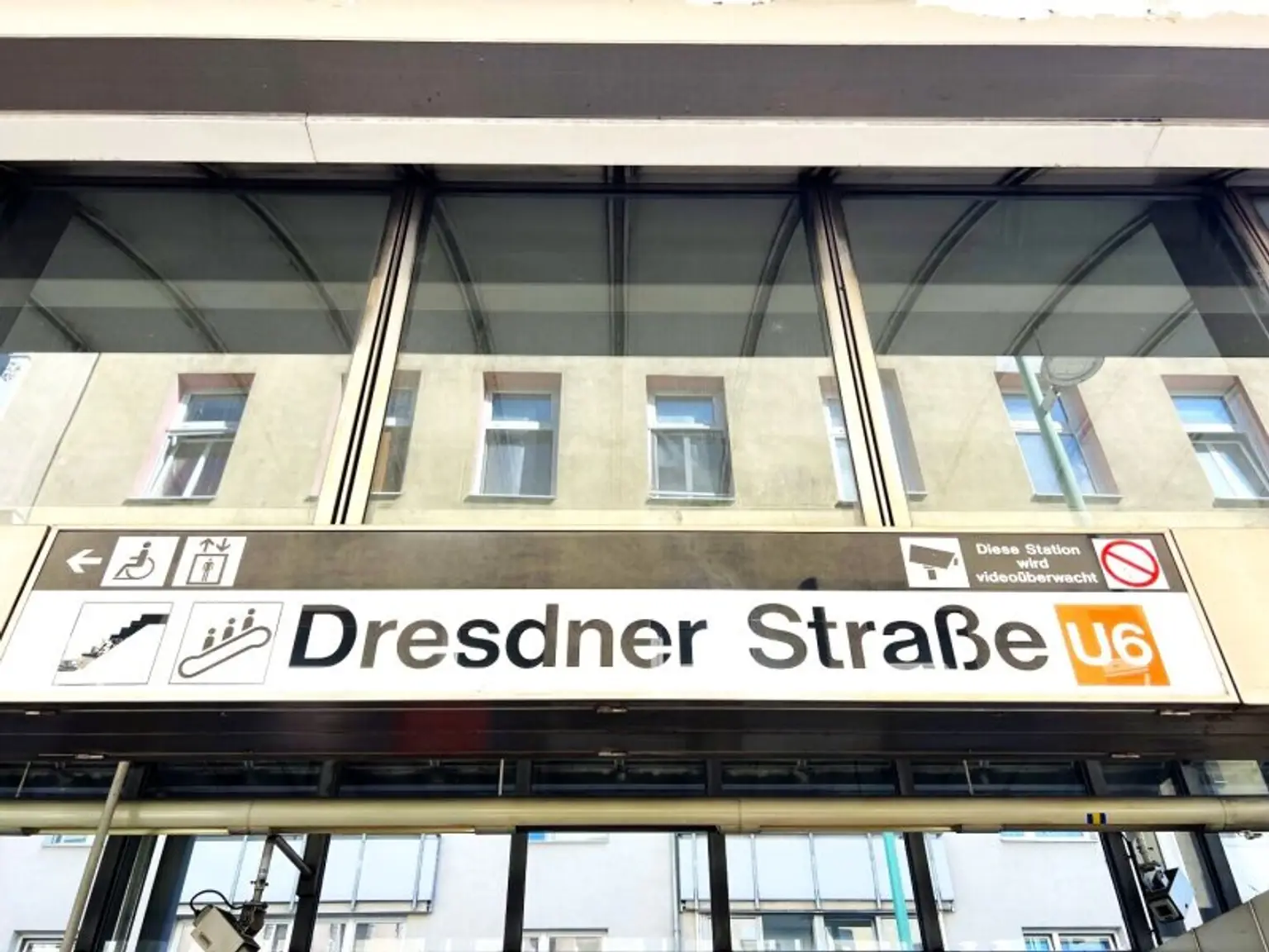 U6-Dresdner Straße : 3 Zimmer mit Loggia in Hofruhelage