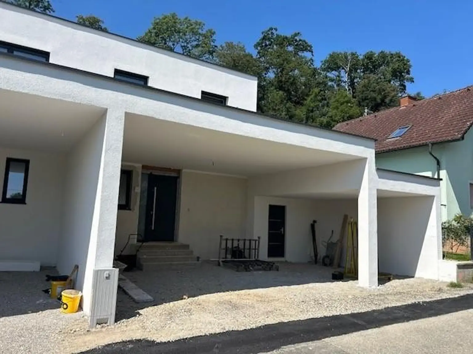 Neu gebaute Doppelhaushälfte mit großem 3fachcarport  in beliebter Siedlung