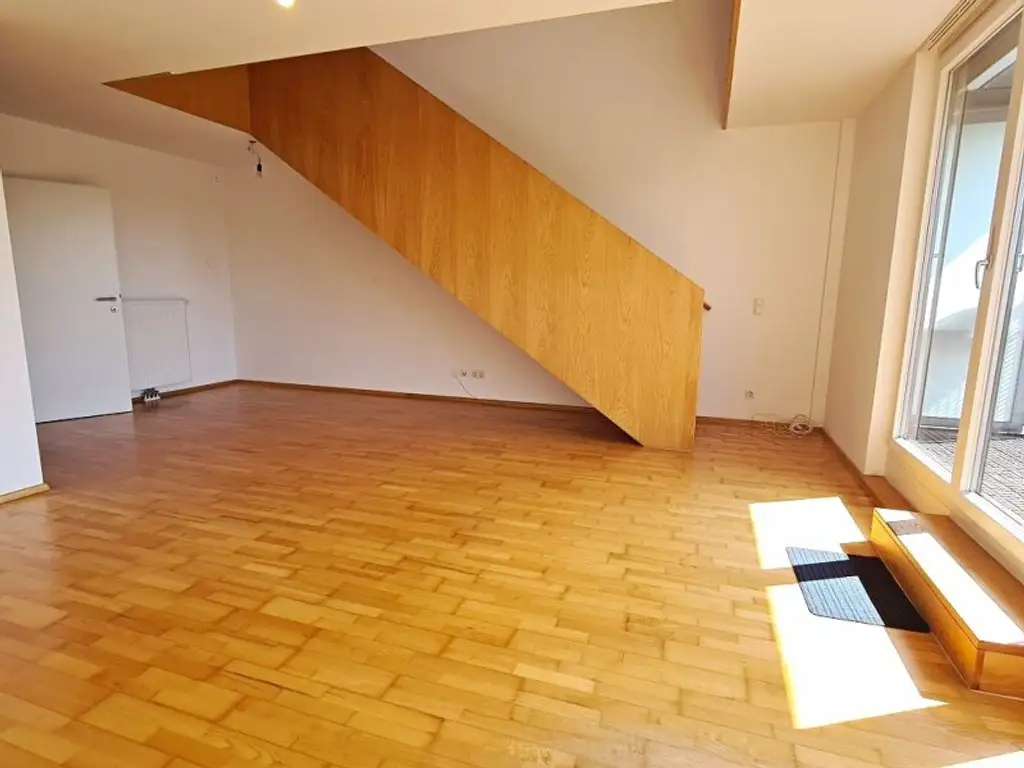 INNSTRASSE, FERNBLICK, unbefristete 97 m2 Dachgeschoß-Maisonette mit Loggia, 2 Zimmer, Komplettküche, Wannenbad, Parketten, gefördert
