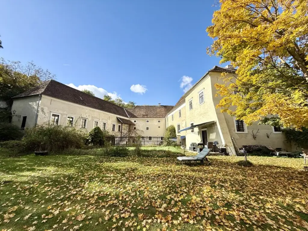Herrschaftlicher Dreikanthof im Weinviertel