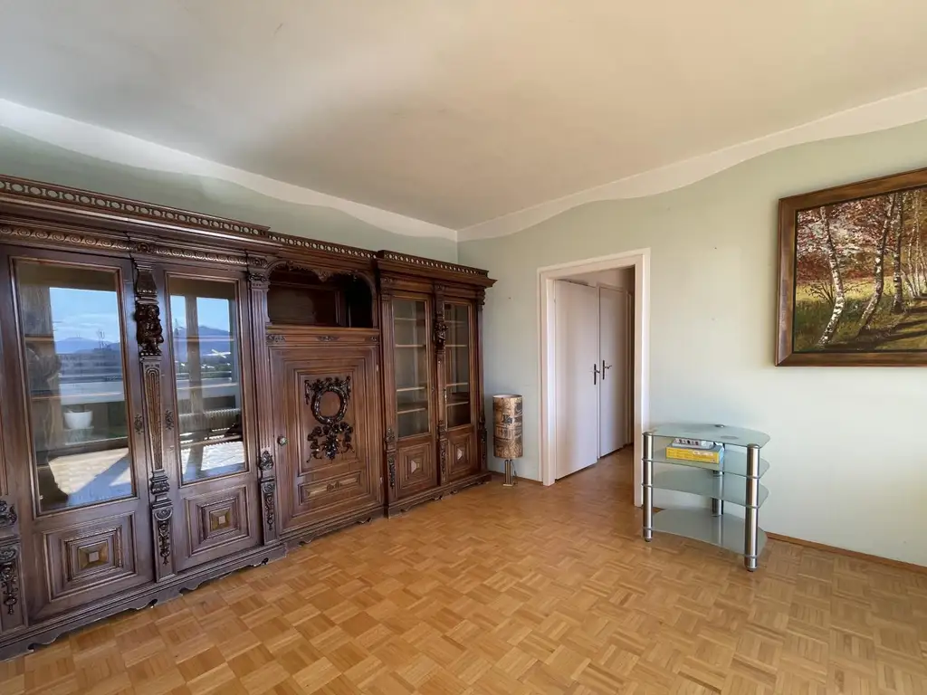 Renovierungsbedürftige Wohnung mit Loggia in Waidmannsdorf