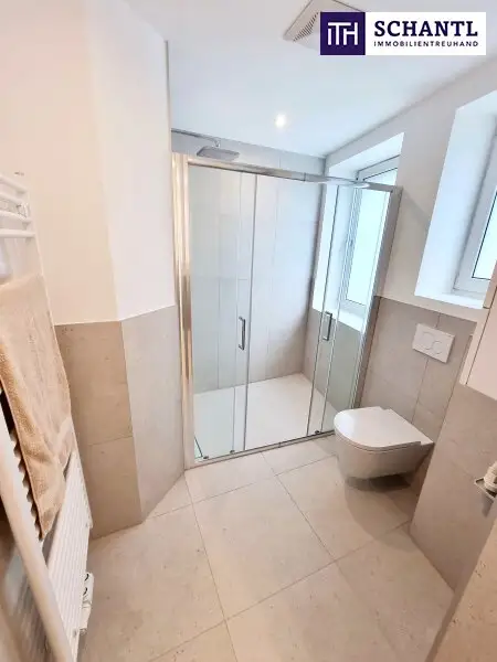 WOW! Stylischer Wohntraum im Dachgeschoss! Frisch saniert + Ruhelage + Traumhaftes Altbauhaus + Hofseitige Terrasse + U-Bahn ums Eck + Beste Infrastruktur und Anbindung!