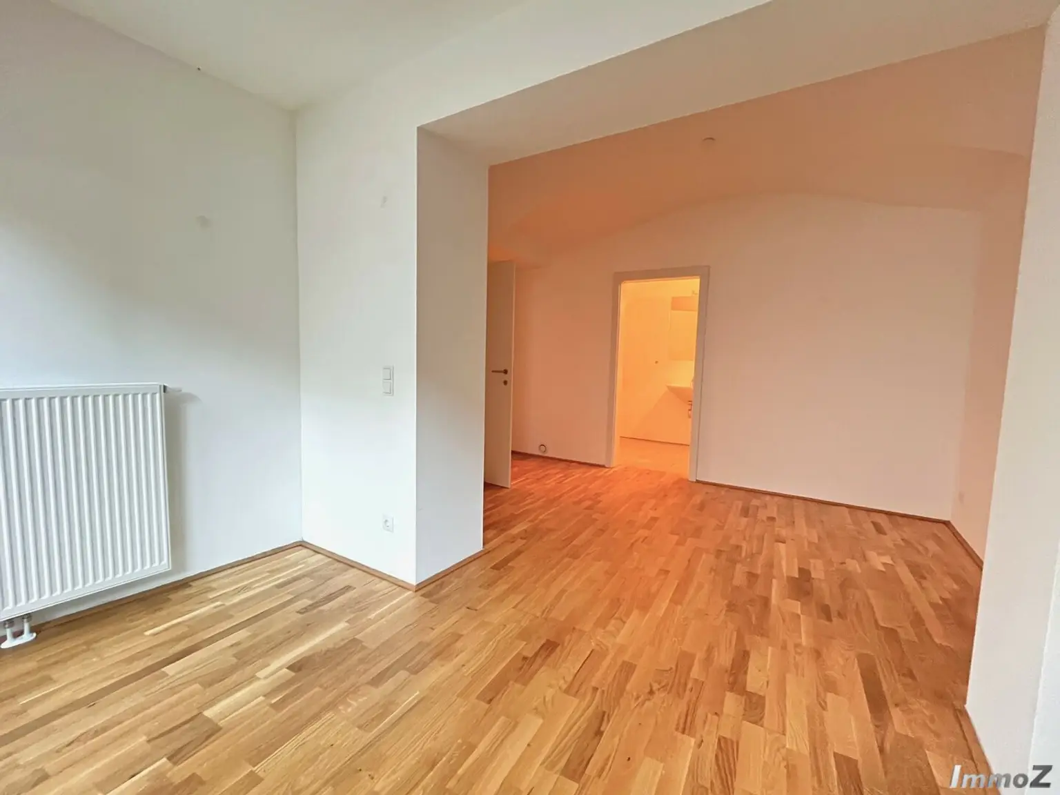 Blick ins Schlafzimmer und Bad