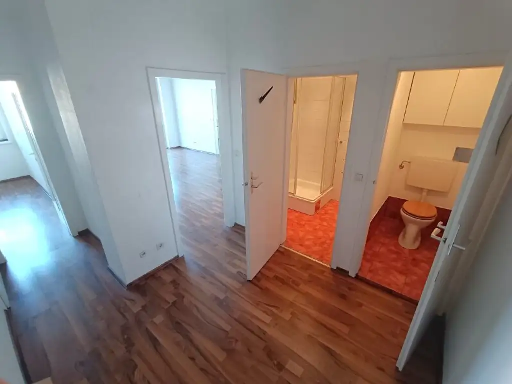 Sanierungsbedürftige 2-Zimmer Wohnung mit Loggia und idealer Verkehrsanbindung - Nähe U6 Dresdner Straße!