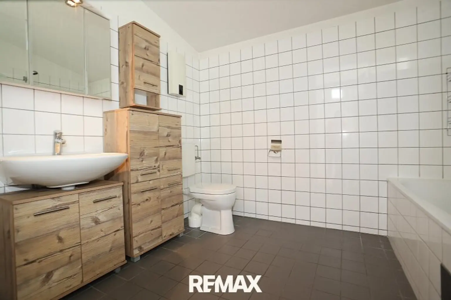 Bad mit Wanne und Toilette