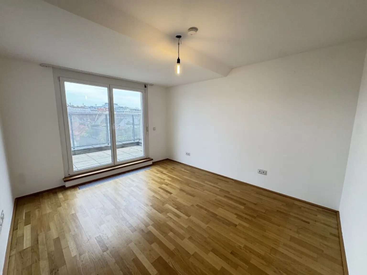 Exklusive Dachgeschoßwohnung mit Terrasse beim Stadtpark - Ab sofort verfügbar!