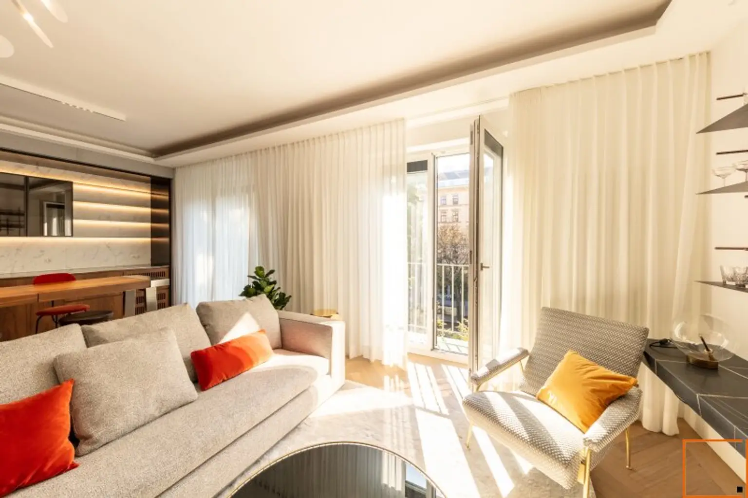 Wohnzimmer mit französischen Fenstern