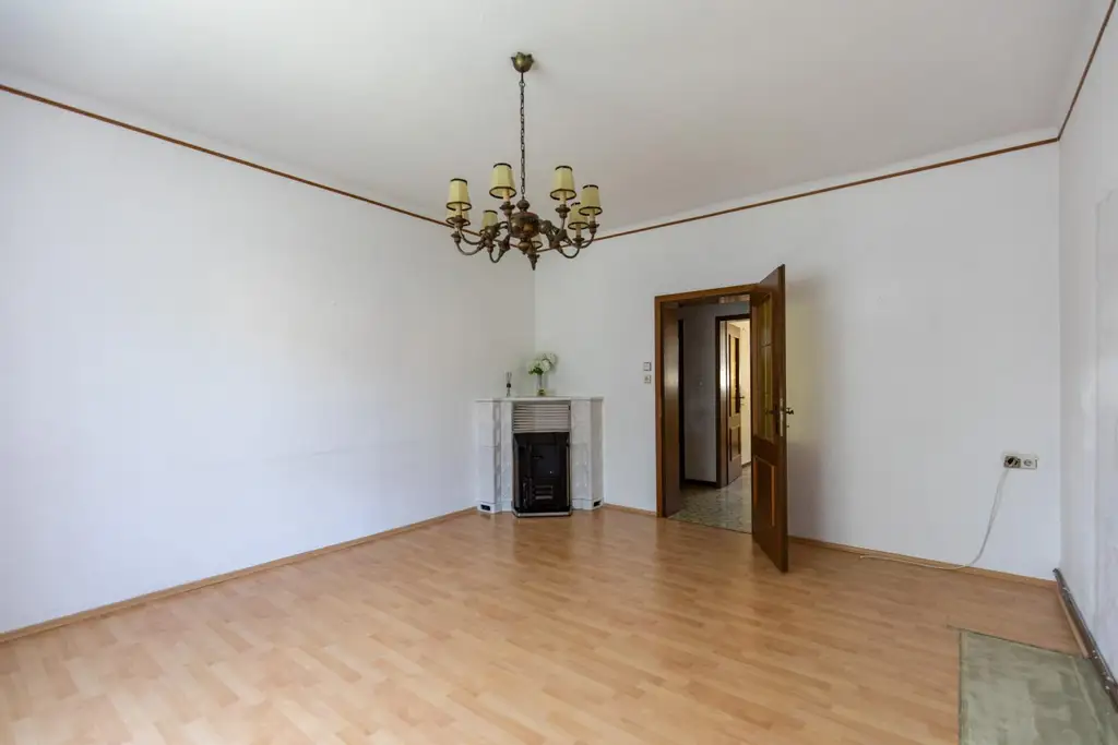 Solides Einfamilienhaus in Halbturn- Wohnen am Schlosspark