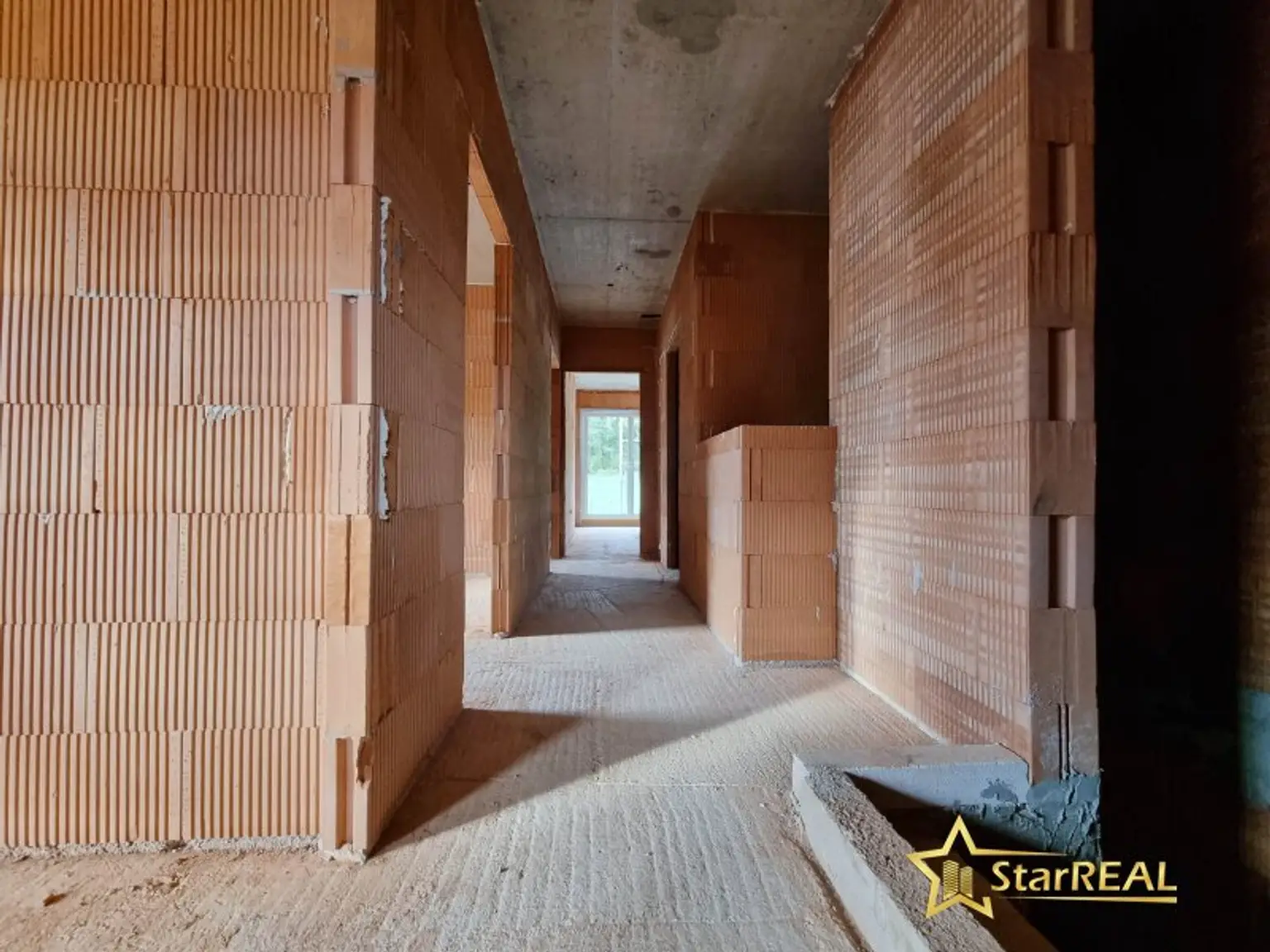 LETZTES HAUS VERFÜGBAR! IDEAL FÜR FAMILIEN! 5-ZIMMER-ZIEGELHAUS MIT UNVERBAUBAREN AUSBLICK. MIT KELLER, BALKON, TERRASSE, CARPORT UND GROSSEM GARTEN.