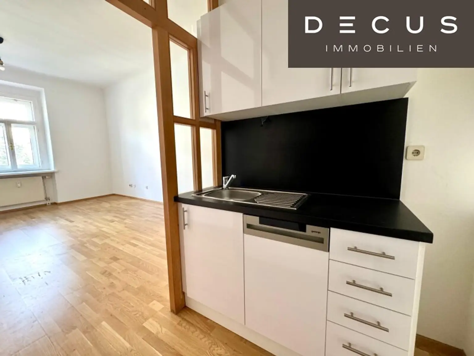 | CHARMANTE 2-ZIMMER-WOHNUNG MIT SONNIGEM BALKON | GRÜN- & SCHLOSSBERGBLICK | ca. 44,1m² | 2.OG | IDEALE LAGE