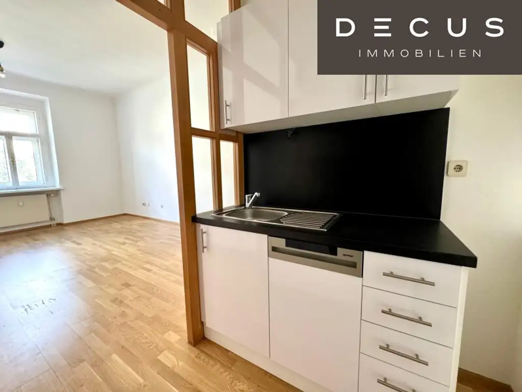 | CHARMANTE 2-ZIMMER-WOHNUNG MIT SONNIGEM BALKON | GRÜN- & SCHLOSSBERGBLICK | ca. 44,1m² | 2.OG | IDEALE LAGE