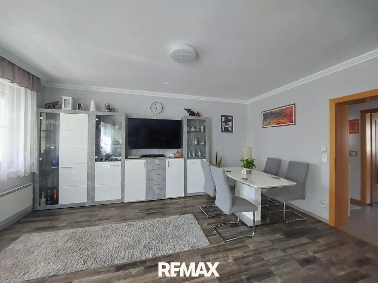 großzügiges Wohnzimmer/Essbereich