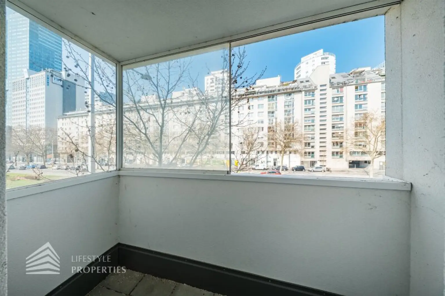 Modernes City-Living bei der UNO-City Exklusive 3-Zimmer-Wohnung mit zwei Loggien