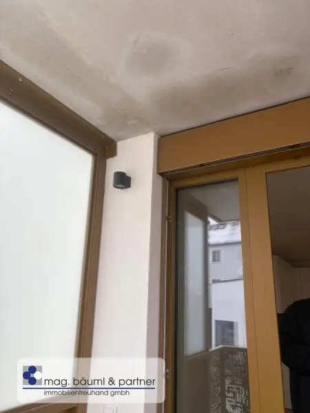 Balkon mit Licht und Rollo