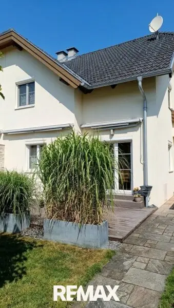 vorderer Garten mit Terrasse