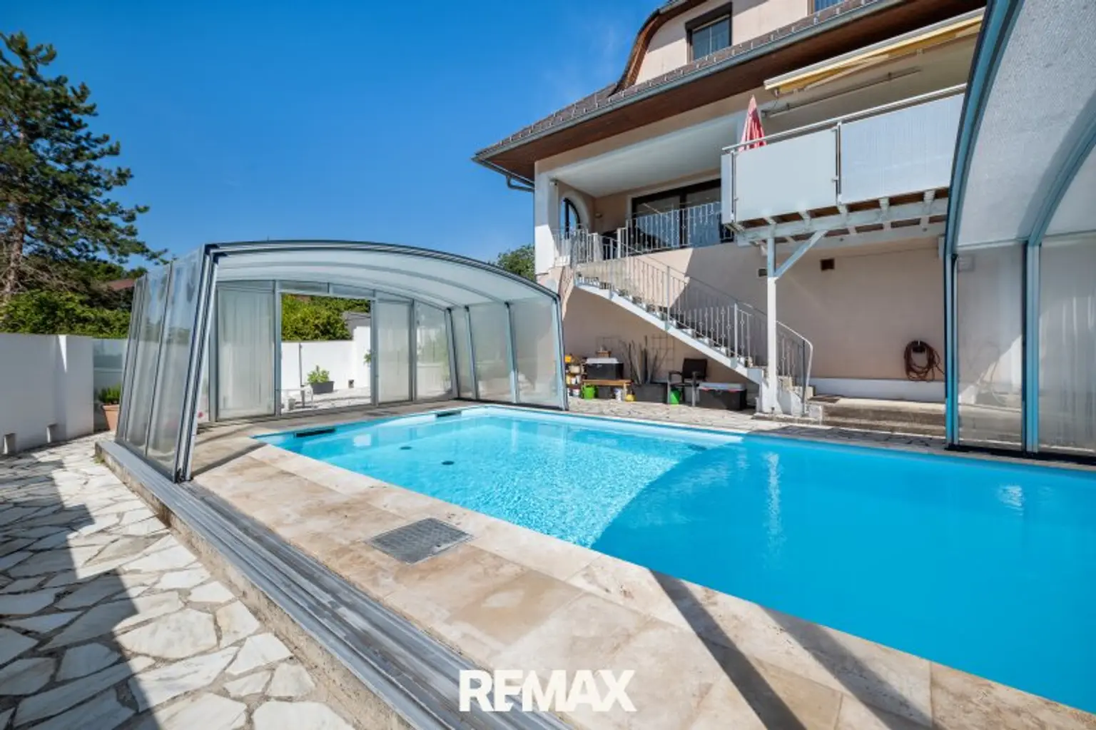 Pool Blick Richtung Haus