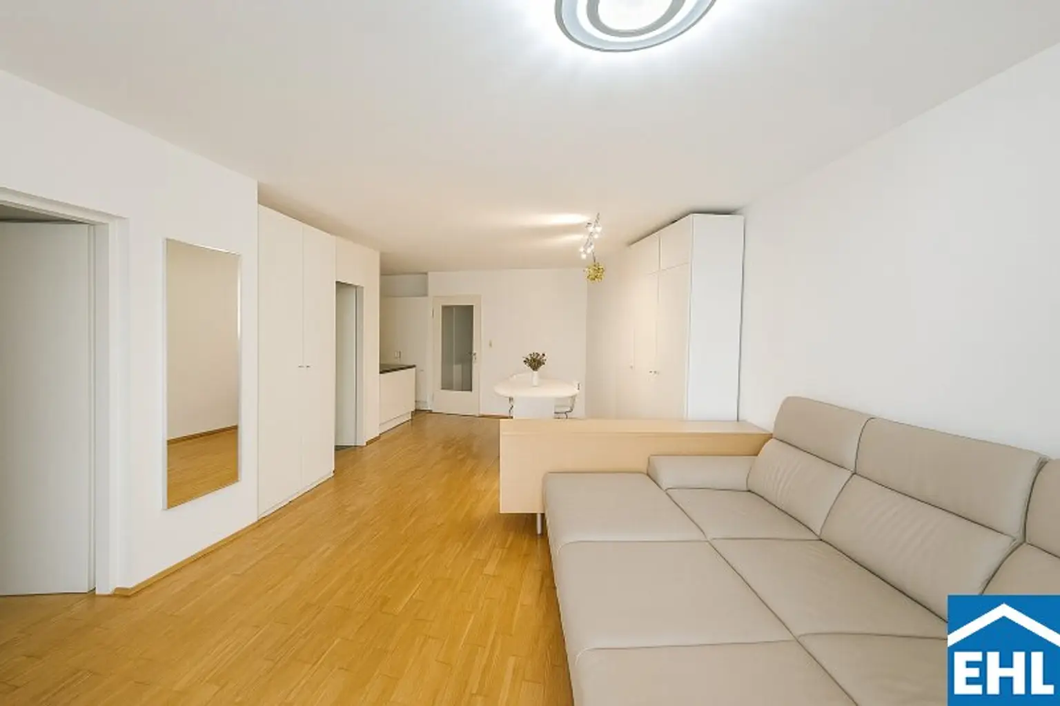 2-Zimmer-Wohnung mit traumhaften Blick ins Grüne und Pool!