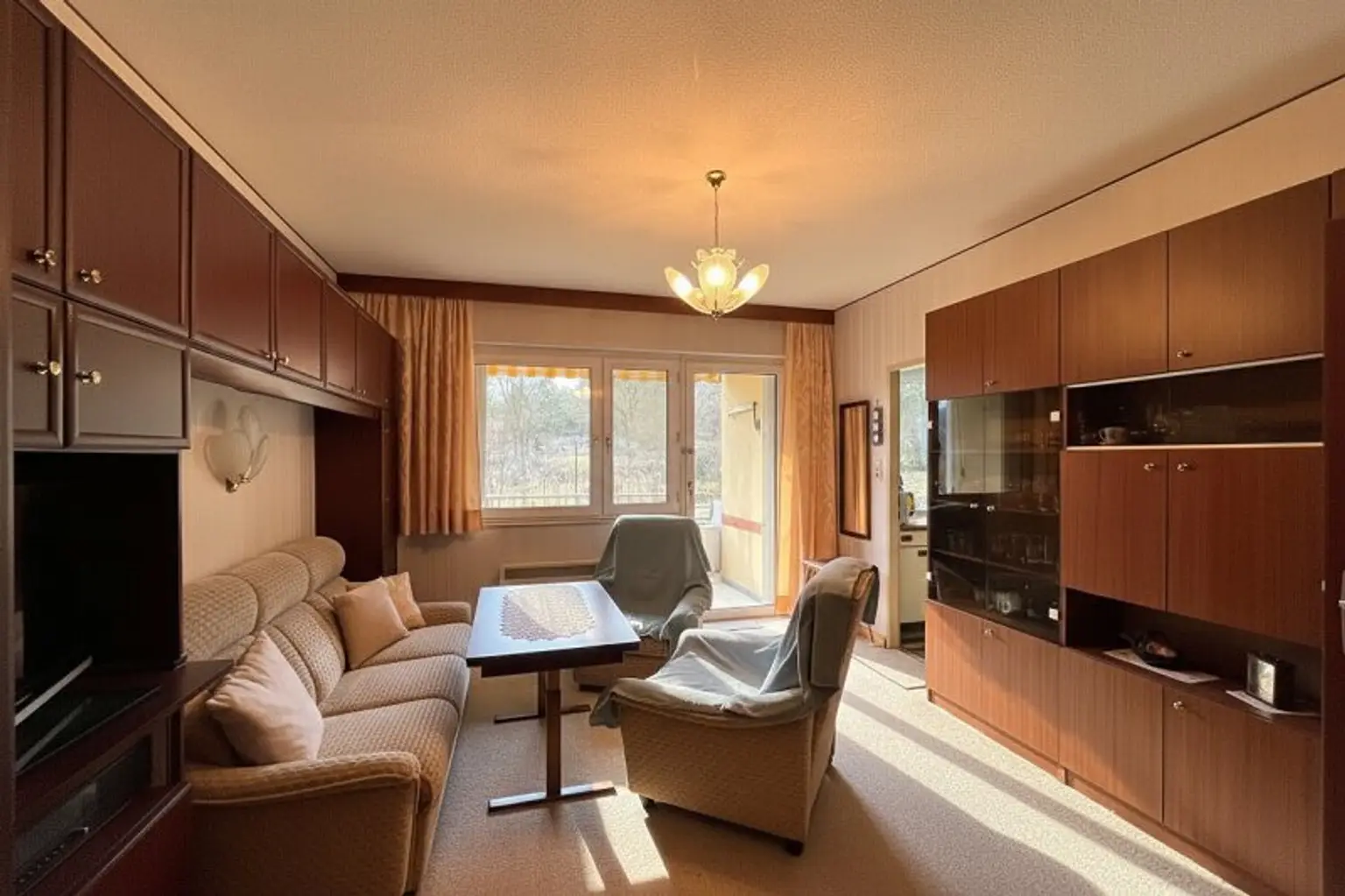 Wohnzimmer Richtung Loggia und Küche