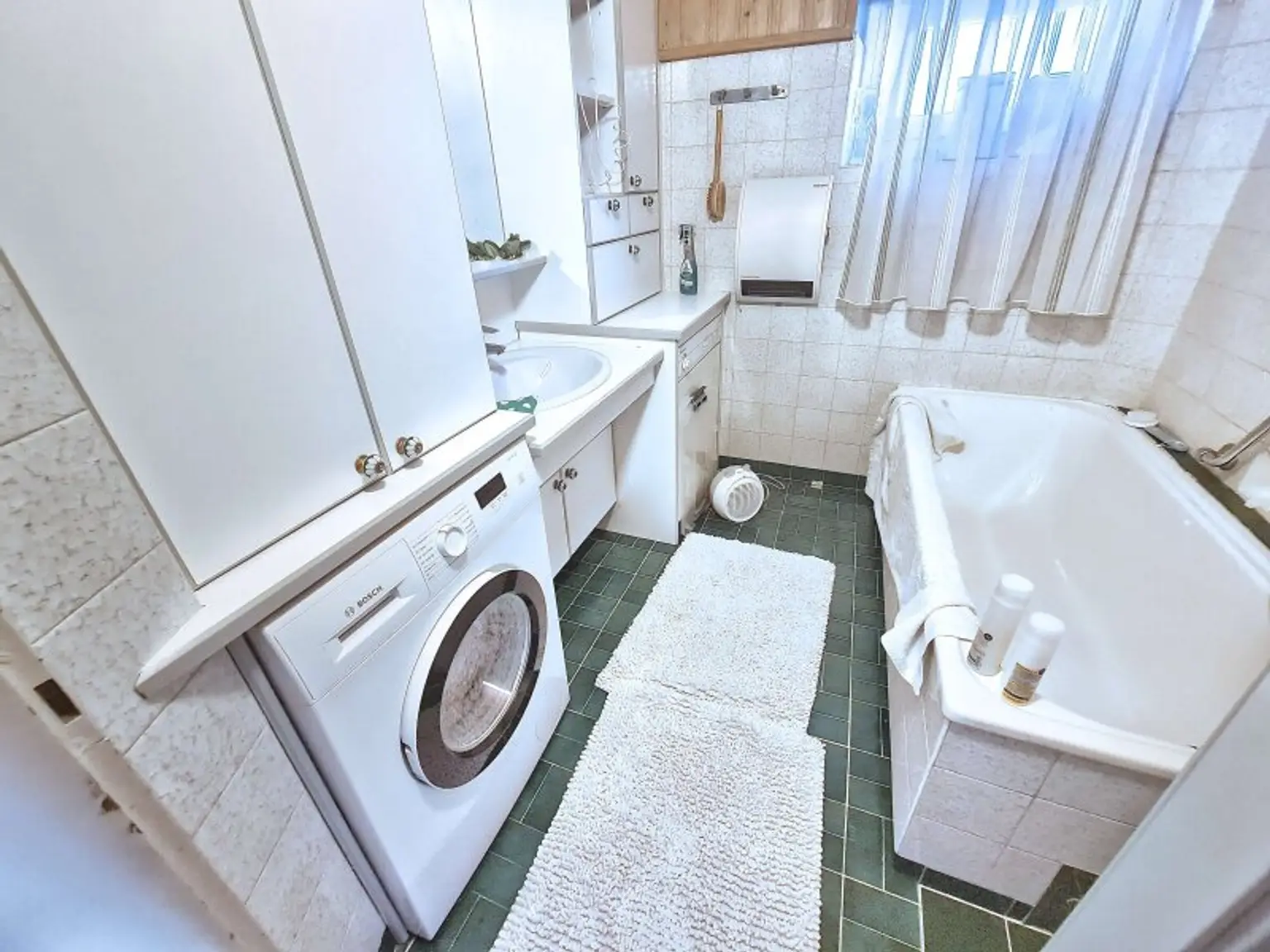 Badezimmer mit Wanne und Fenster