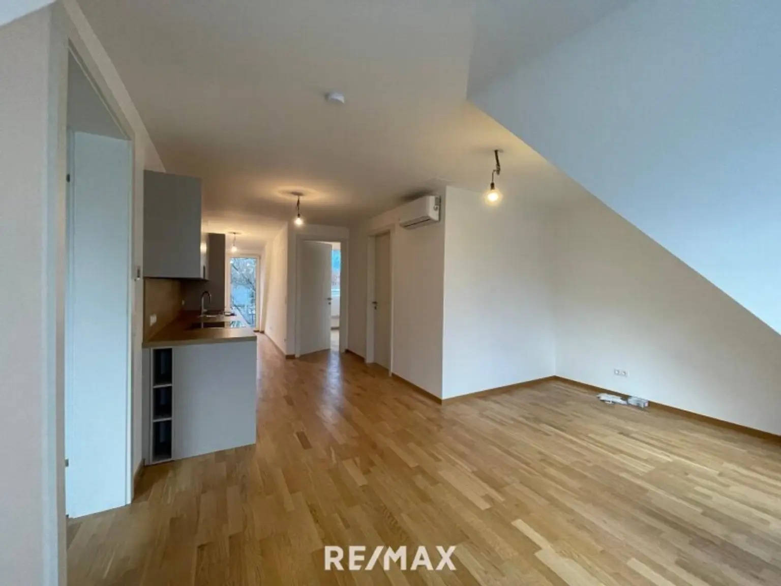 Blick Richtung Balkon- & Terrassenausgang