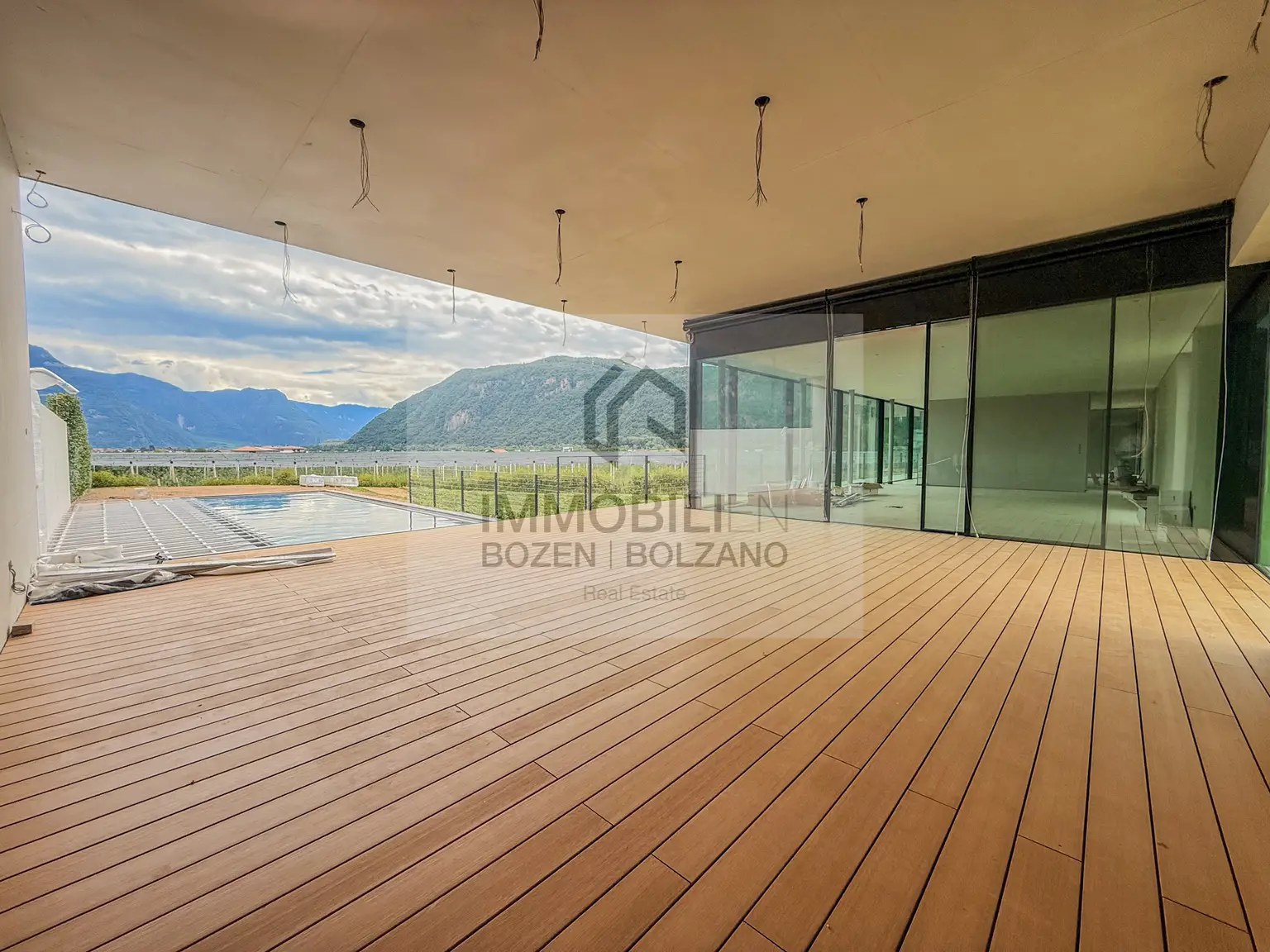 Designer Villa mit Garten und Pool im Grünen zu verkaufen