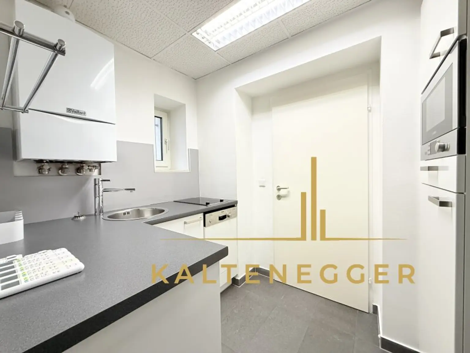 Küche mit Kühlschrank, Geschirrspüler, Mikrowelle