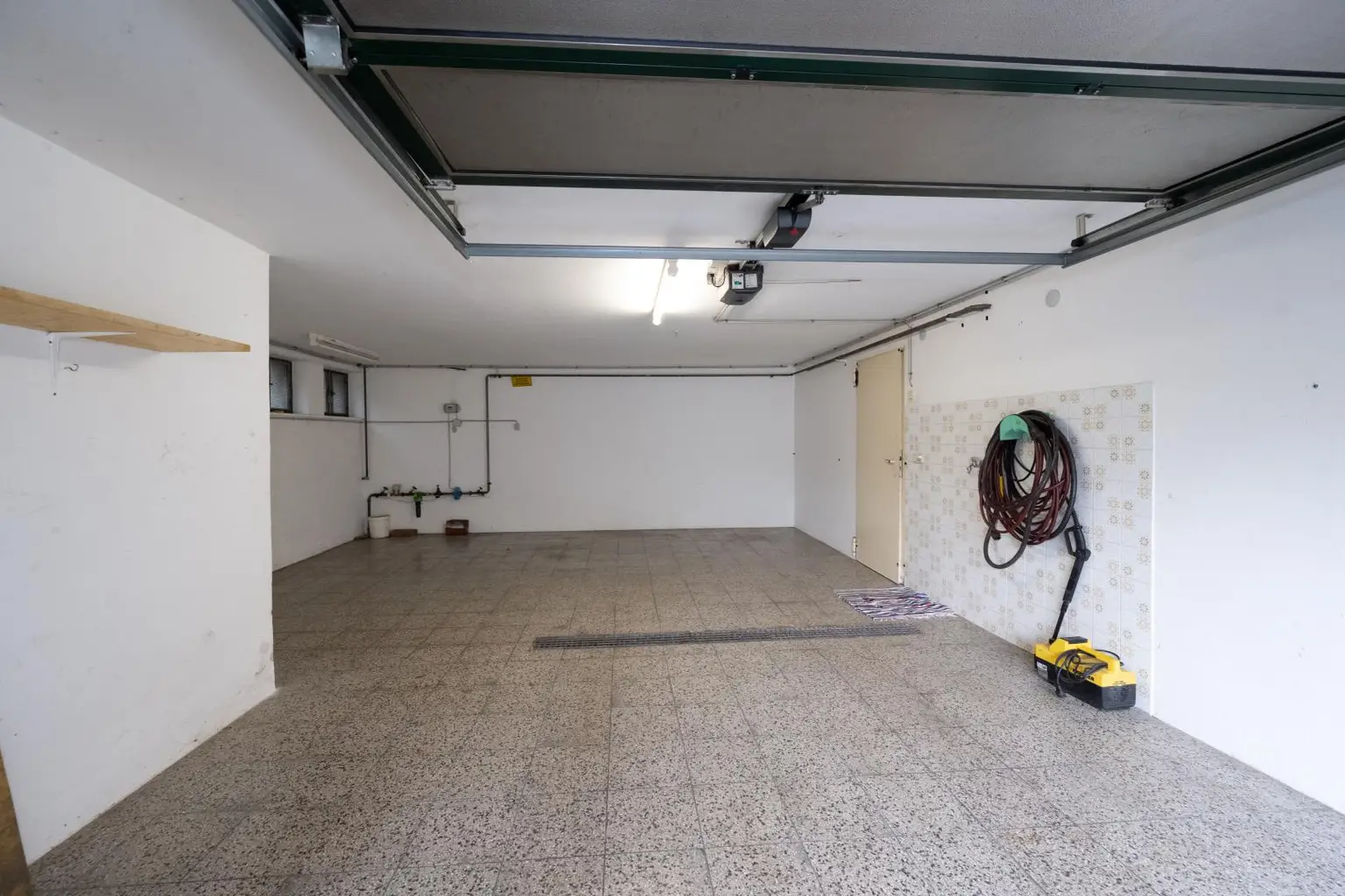 Doppelgarage mit direktem Zugang zum KG