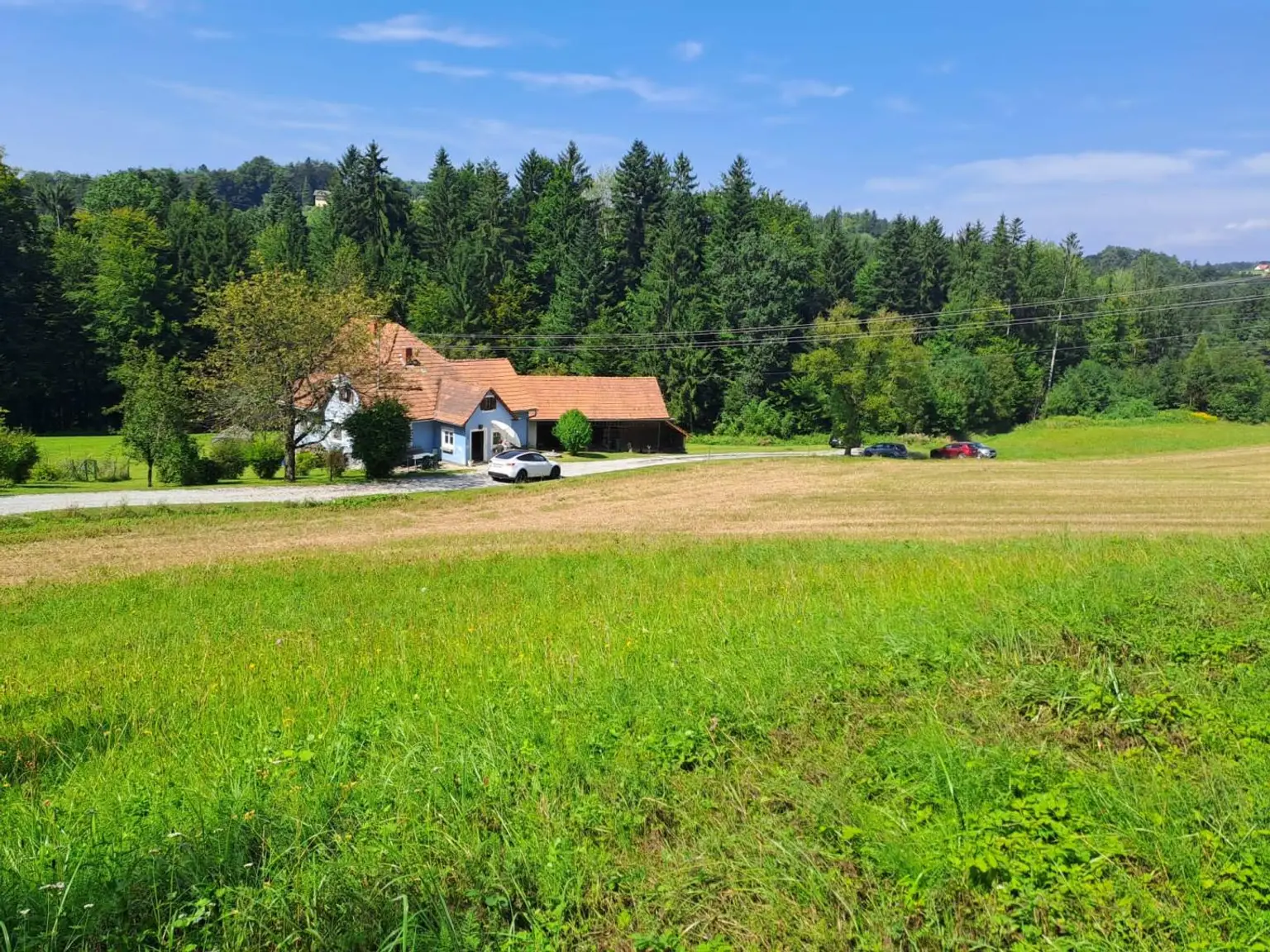Haus von Zufahrtsstraße.