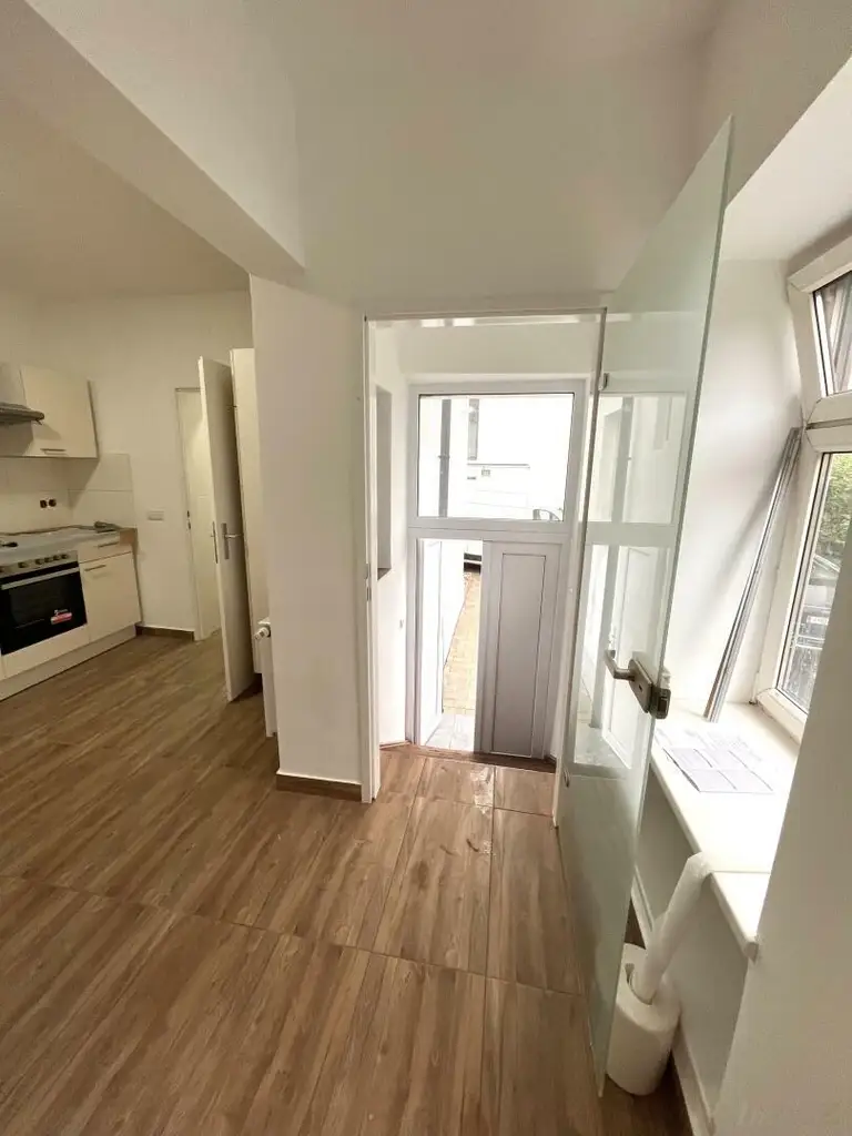 Erstbezug nach Generalsanierung: 2 Raum Wohnung im EG mit Terrasse,