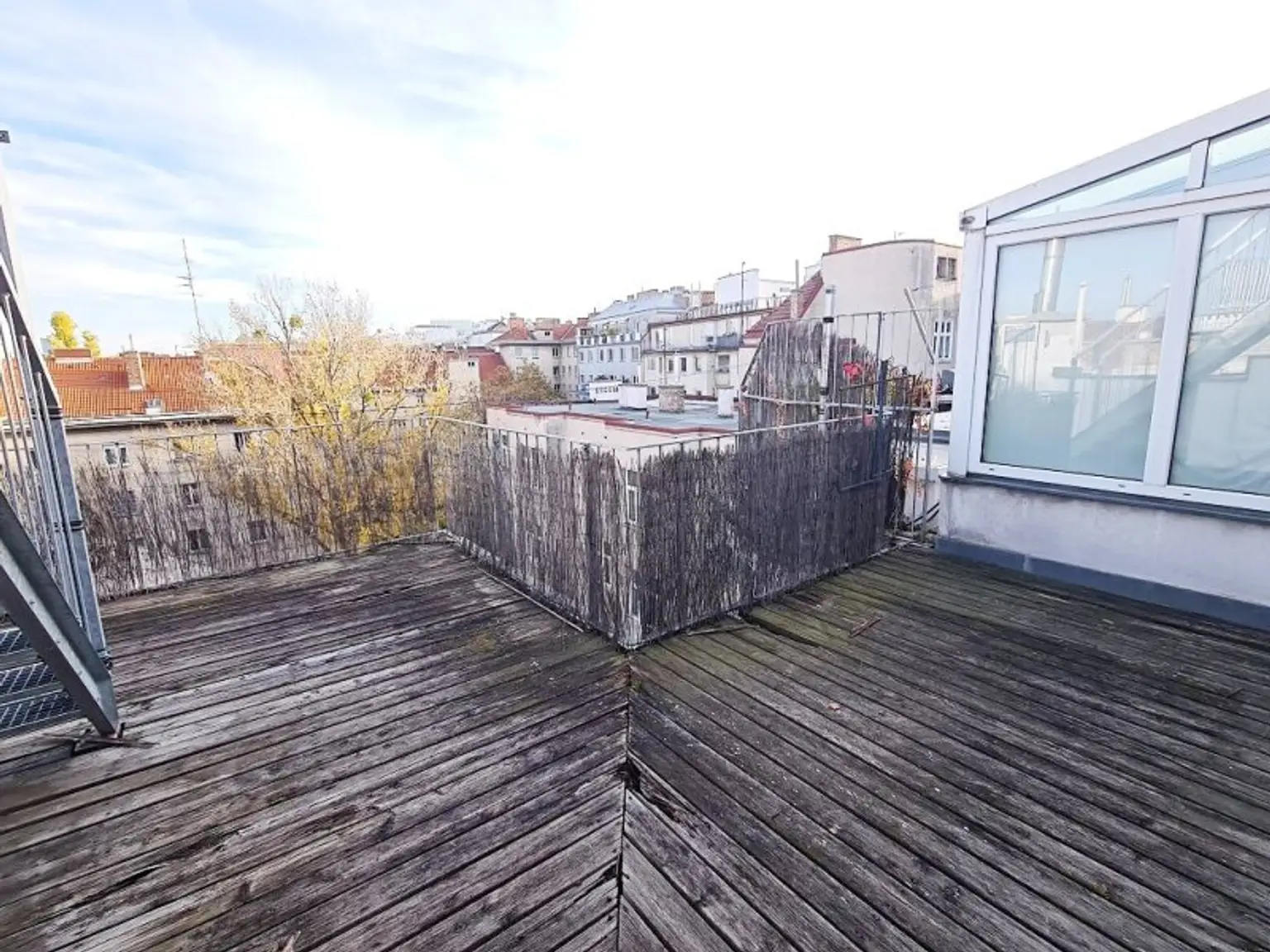 TERRASSENHIT, DACHGESCHOSS, 138 m2 Maisonette mit 45 m2 Terrasse, 3 Zimmer, Wohnküche, Wannenbad, Rembrandtstraße