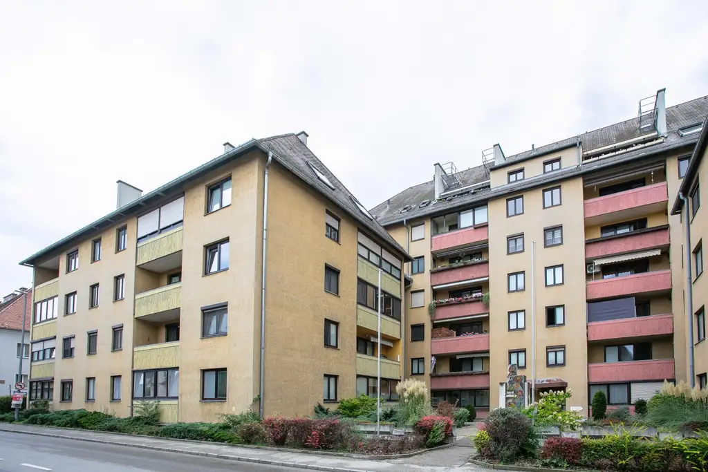 Neu adaptierte DG-Wohnung mit Terrasse und Tiefgarage