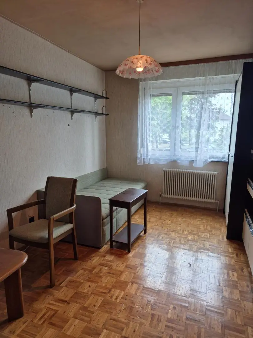 Renovierungsbedürftige 4 Zimmer Wohnung mit Loggia