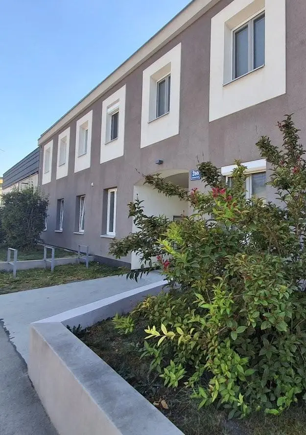 24 Wohnhaus Eingang 1220
