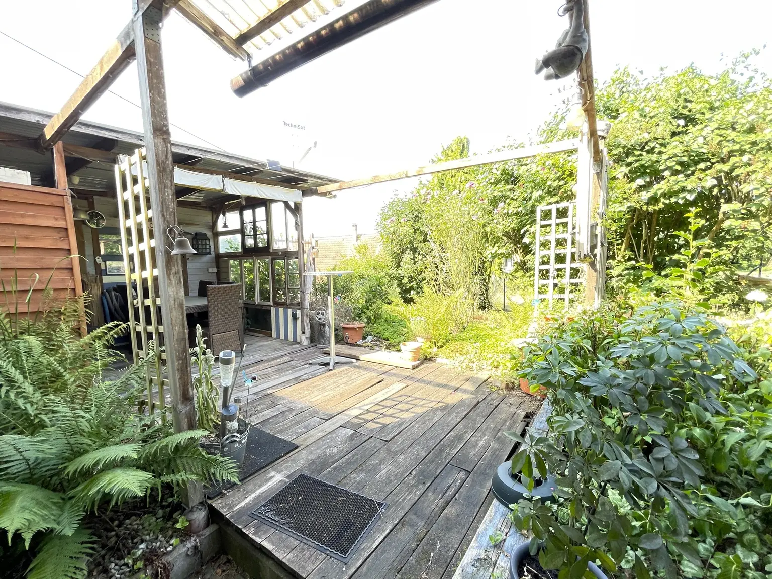 Blick auf Terrasse, Freisitz + Garten