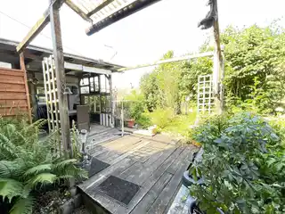 Blick auf Terrasse, Freisitz + Garten