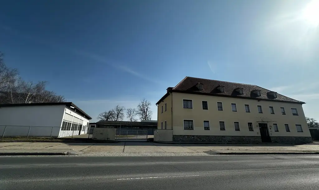 Entwicklungsfähige Gewerbeliegenschaft mit Büro-,Lager- und Werkstätten in Horn