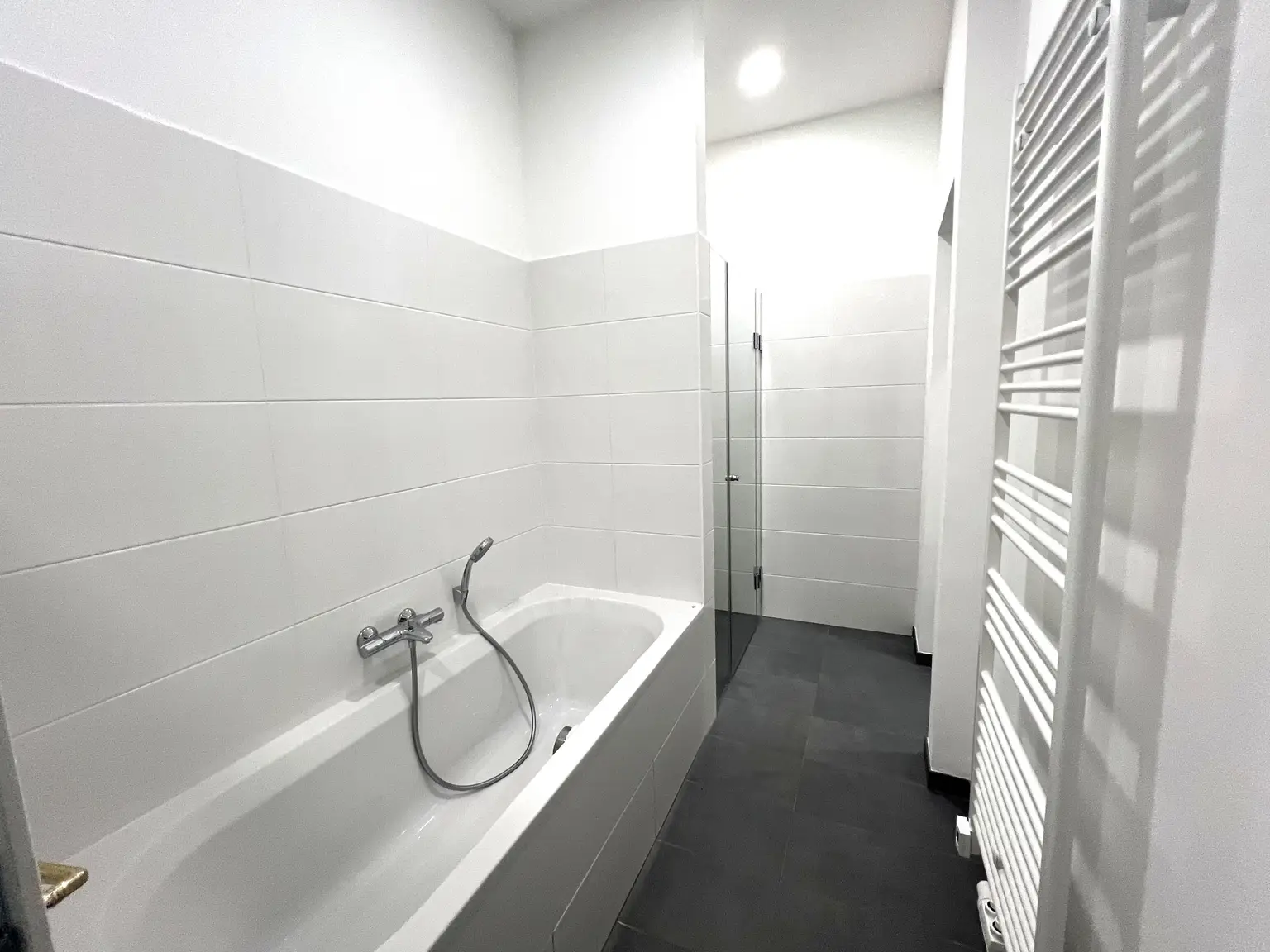 UNBEFRISTET: Klimatisierte Altbauwohnung im Stadtzentrum