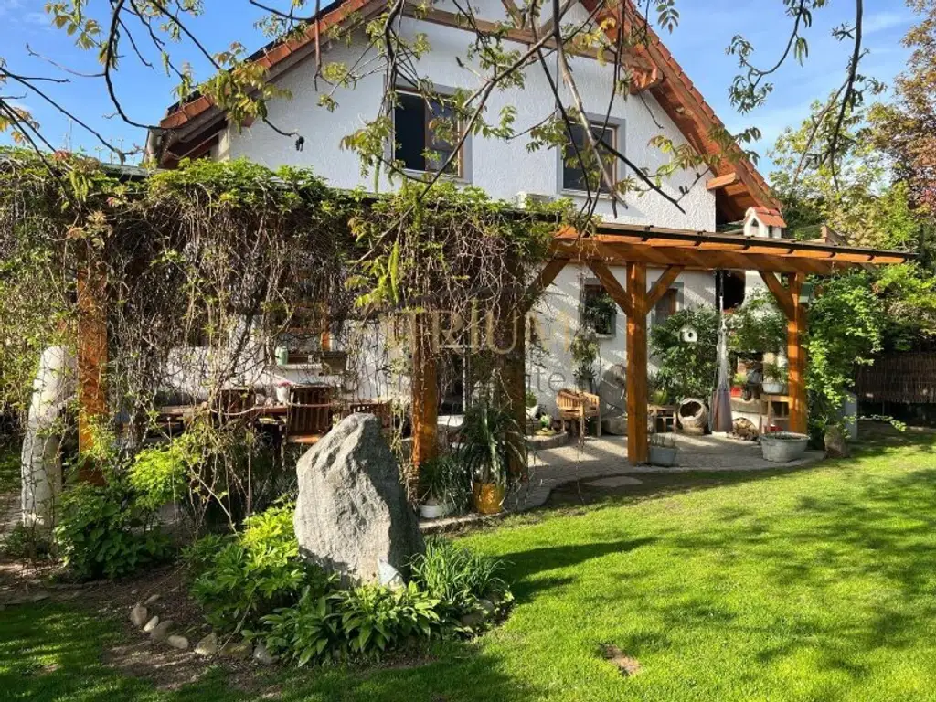 Charmantes Einfamilienhaus mit Wintergarten, Pool und Photovoltaik