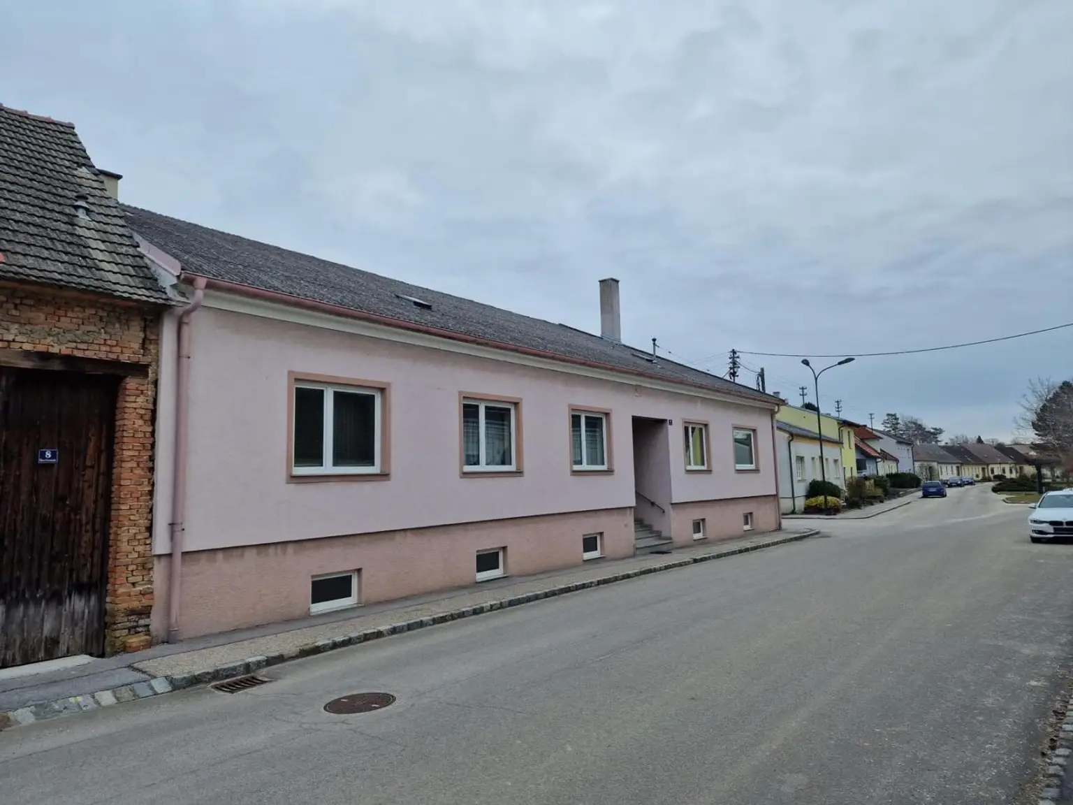 "Wohnhaus und Hallen"