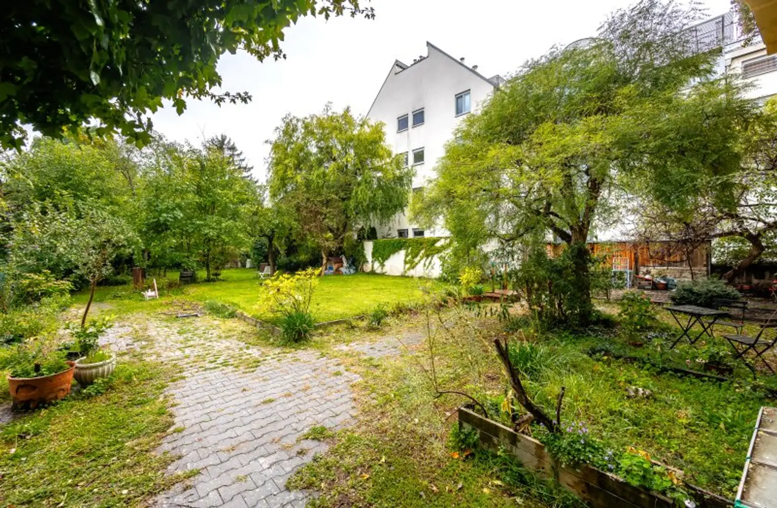 ++1140++ sanierungsbedürftige 3,5 Zimmer Wohnung in Stilvilla! idyllischer Garten!