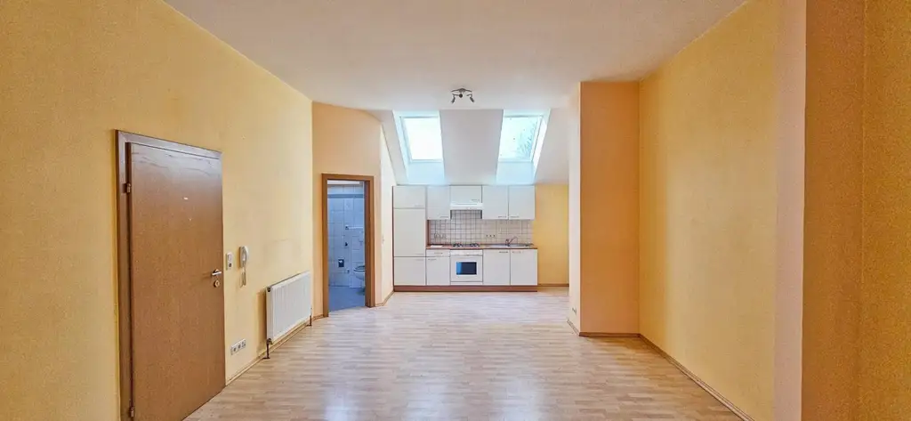 Kleine Wohnung samt Kfz-Stellplatz in Thening