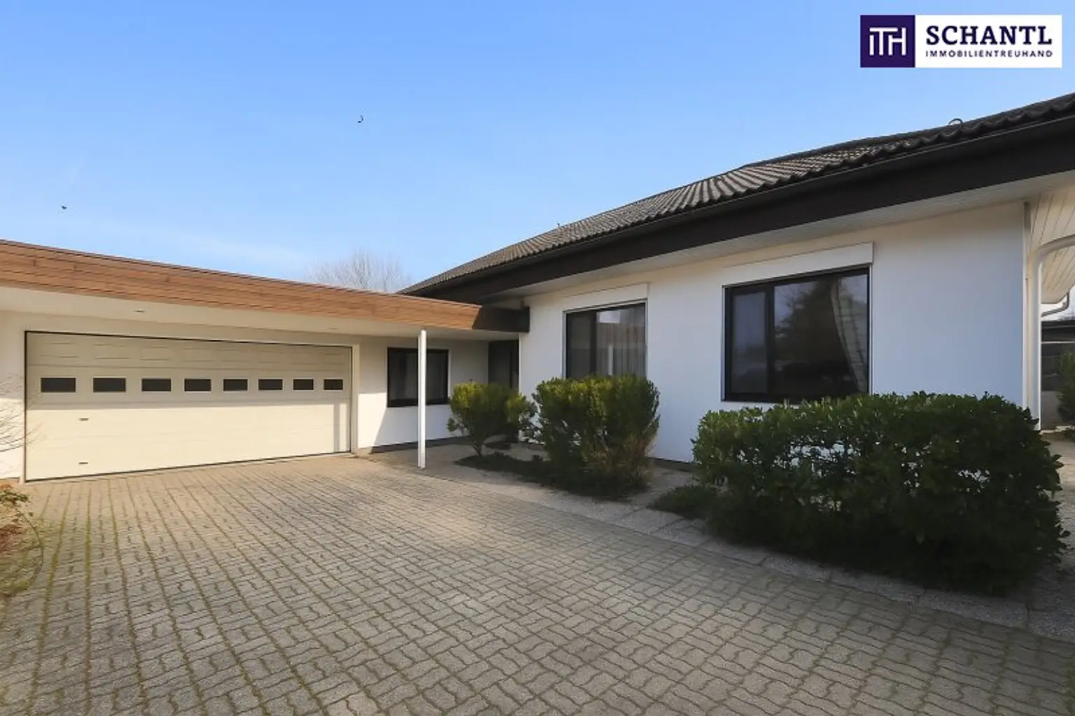 Traumhafter Bungalow mit Indoor-Pool, Weinkeller & großem Garten auf Eigengrund