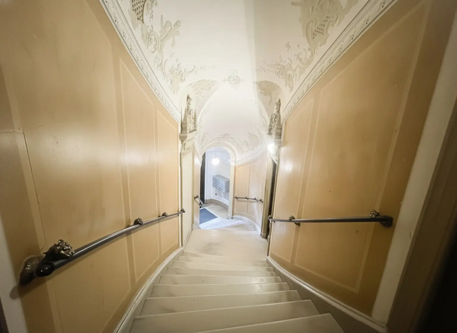 UNBEFRISTET: Top-Lage beim Stephansplatz: Moderne, klimatisierte Dachgeschoßwohnung im stilvollen Haus / Prime location near Stephansplatz: a modern, air-conditioned penthouse flat in a stylish building