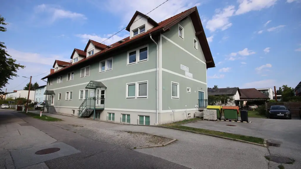 2-Zimmer-Dachgeschosswohnung mit Parkplatz und Klimaanlage!