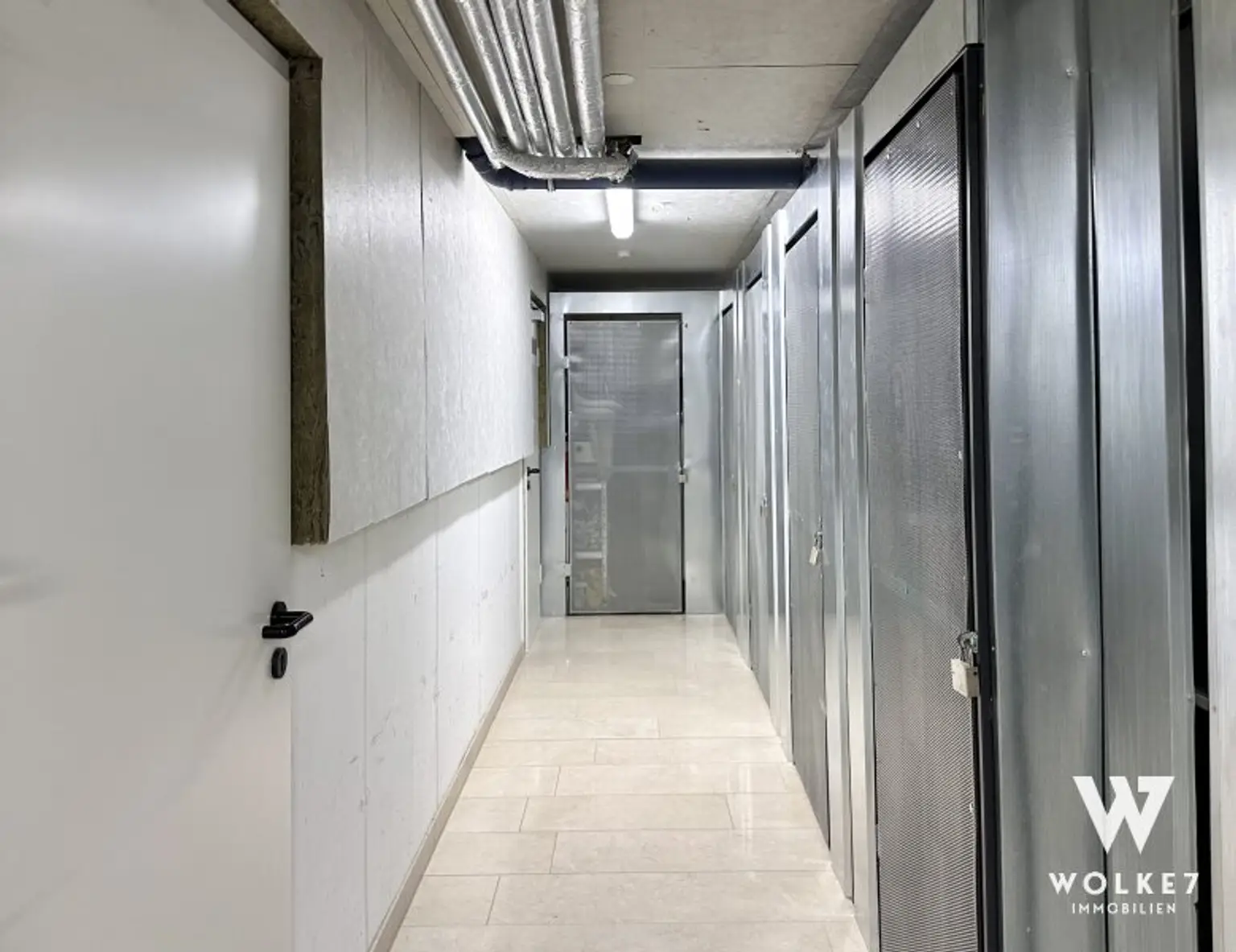 Exklusive 3-Zimmer-Dachgeschoss-Maisonette mit der Terrasse und Tiefgaragenplatz