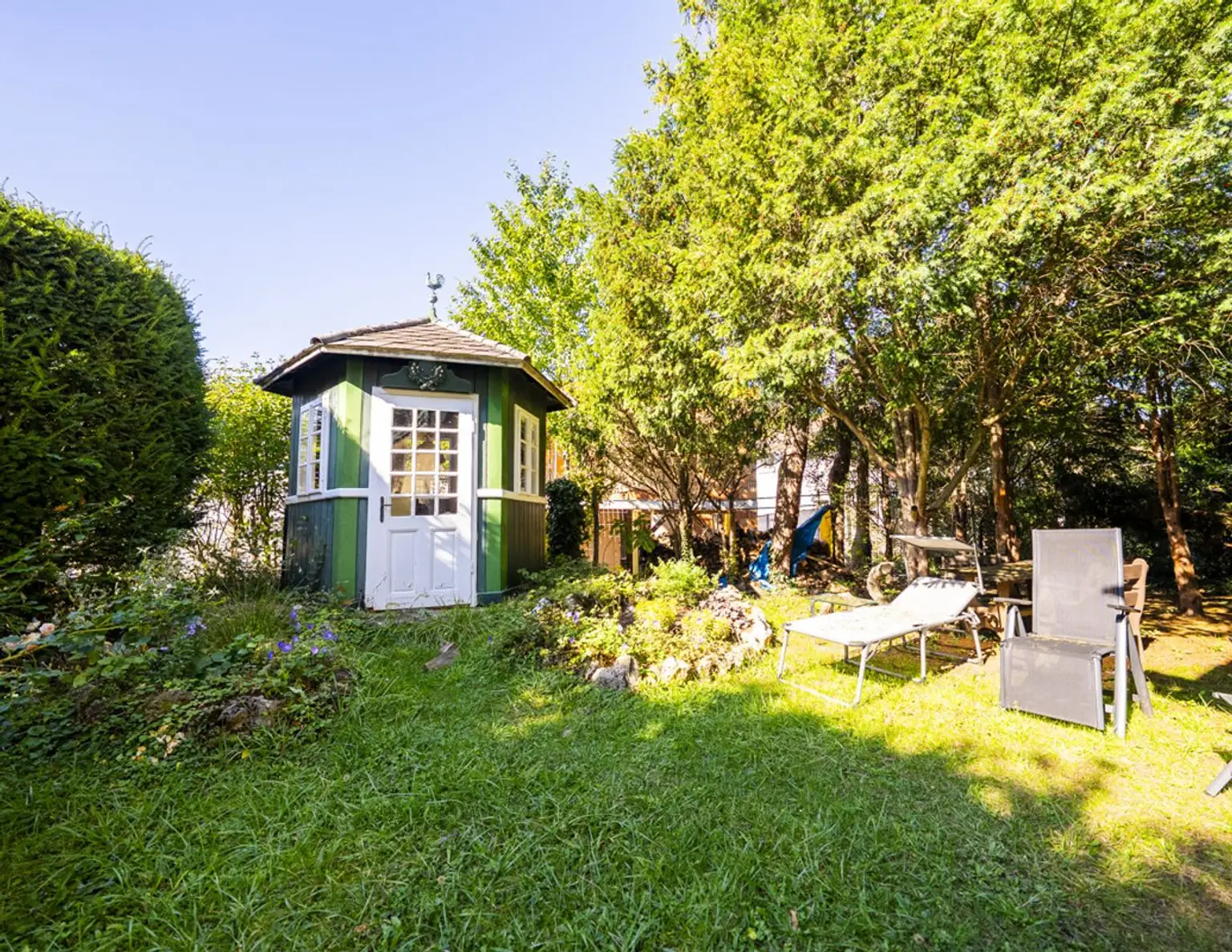 Exklusives Baugrundstück mit Knusperhäuschen in absoluter Ruhelage