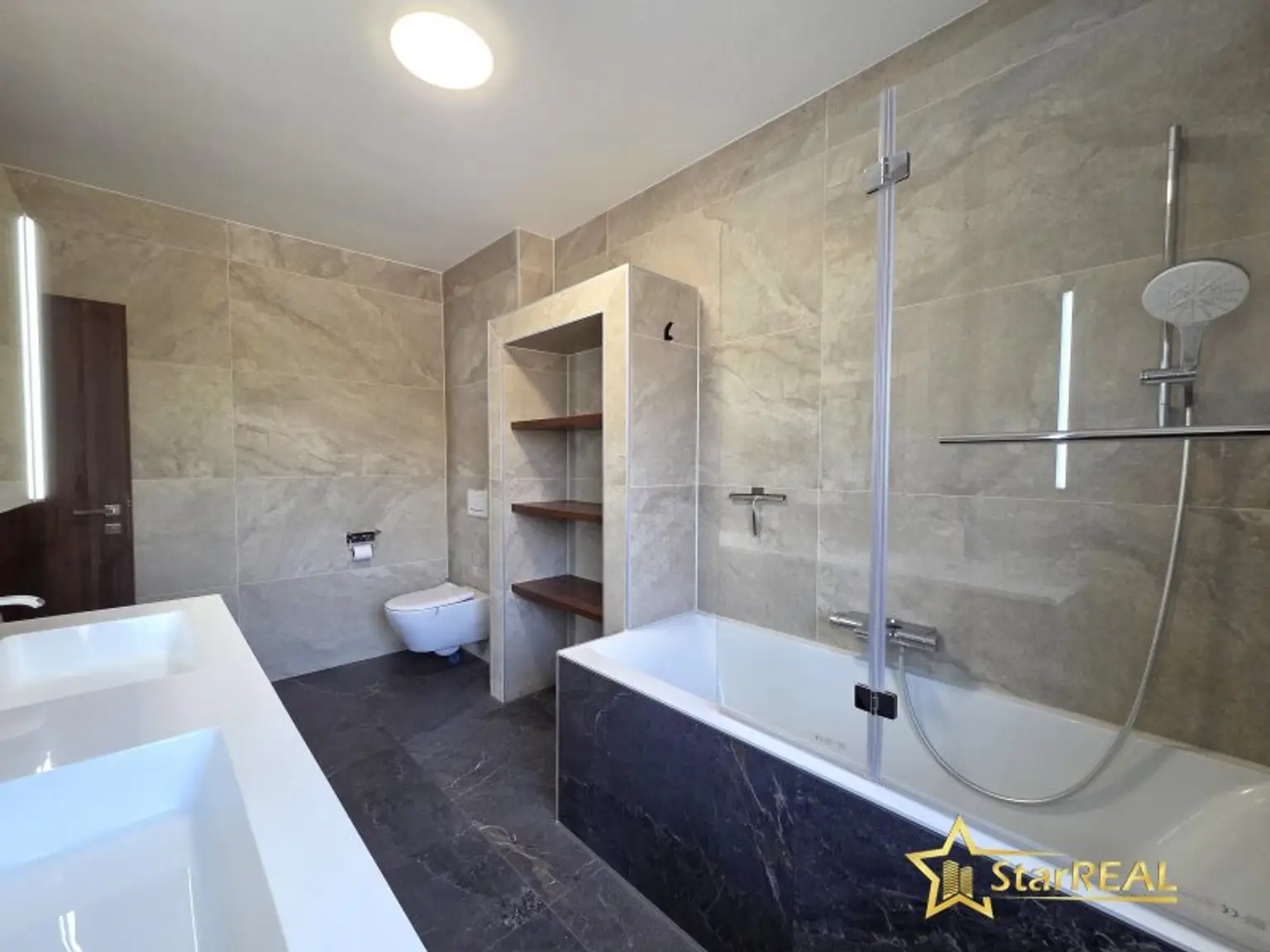 Badezimmer 1 OBERGESCHOSS